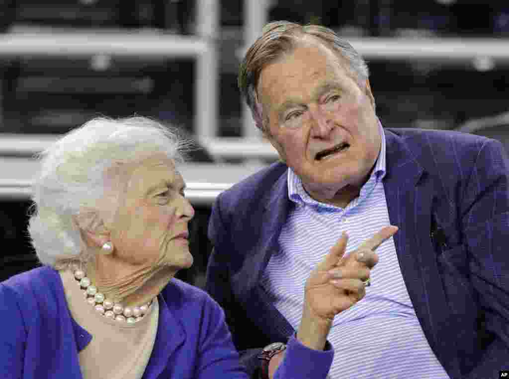 AQShning 41-Prezidenti Jorj Bush rafiqasi Barbara Bush bilan. 2015-yil
