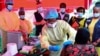 Daktari wa Uganda akimpa chanjo mtu aliyewasiliana na mgonjwa wa Ebola, mjini Kampala