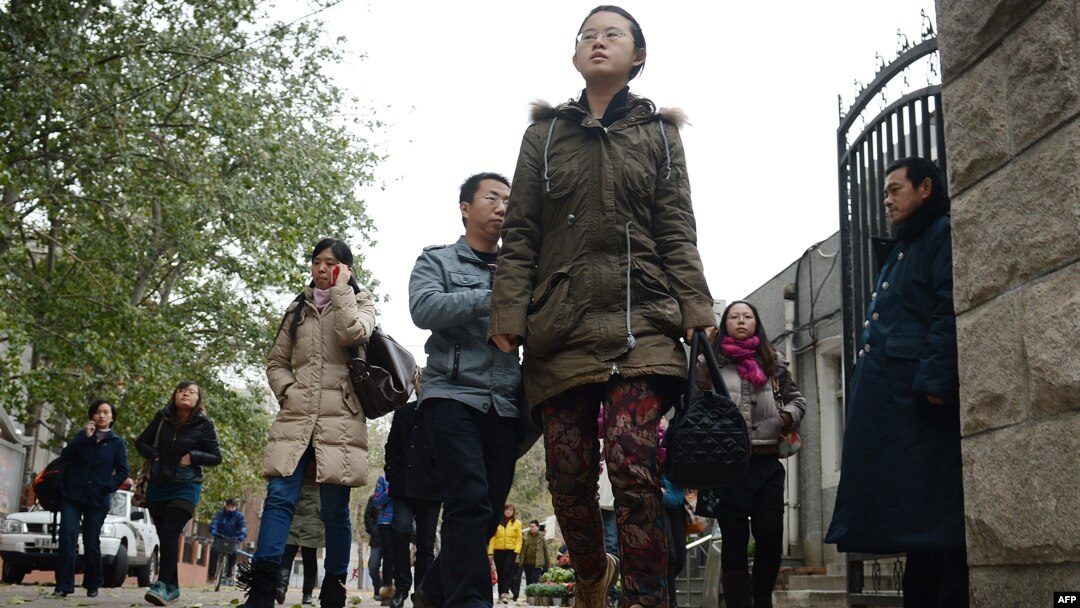 Chinese students leave the Sanlitun No 1 Middle School as they take a lunch break during the annual civil service examinations in Beijing on November 25, 2012. 