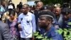 Martin Fayulu na mwasi na ye, Esther, na libanda ya Cour constitutionnelle, Kinshasa, 12 janvier 2019.