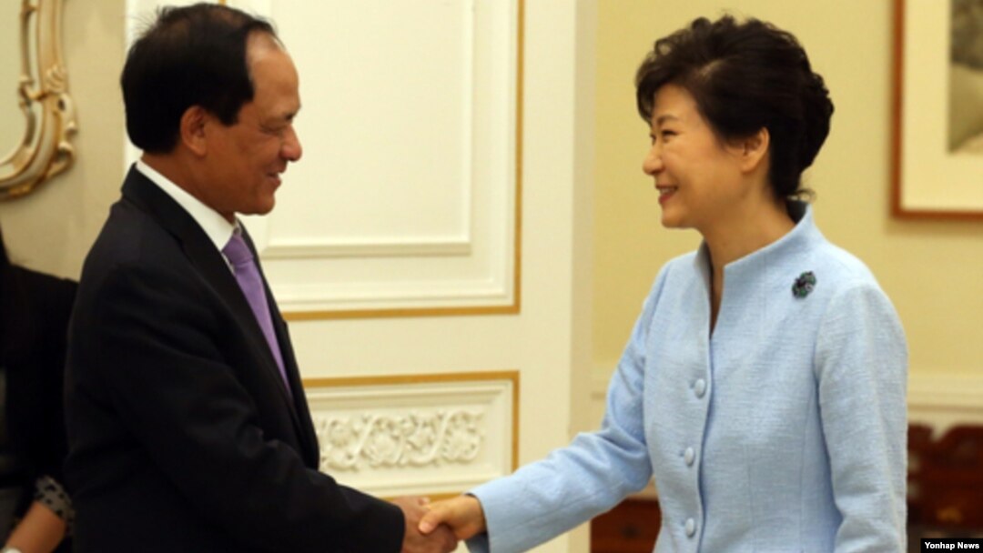 박근혜 한국 대통령이 8일 청와대에서 레 르엉 밍 아세안(ASEAN) 사무총장을 접견해 악수하고 있다. 