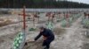 Архівне фото: могили неідентифікованих людей в Бучі, 24 лютого 2023 року. REUTERS/Valentyn Ogirenko/File Photo