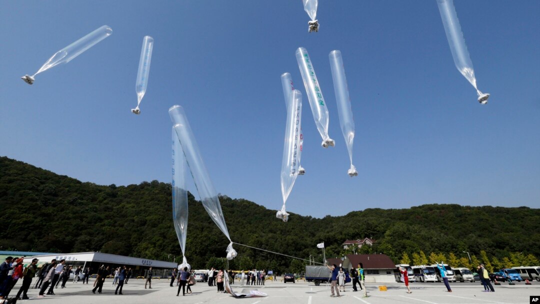 10일 한국 경기도 파주에서 탈북자 단체 관계자들이 북한으로 전단을 날려보내고 있다.