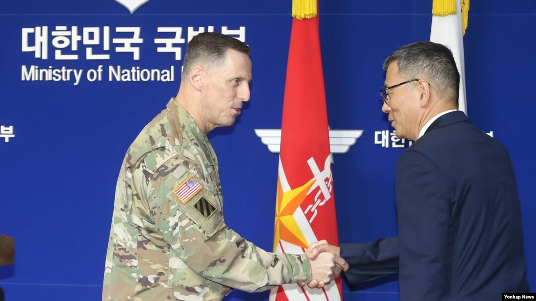 토머스 벤달 미8군사령관(왼쪽)과 류제승 힌극 국방부 국방정책실장이 지난 8일 서울 국방부에서 주한미군의 고고도 미사일방어체계인 사드(THAAD) 배치 결정을 발표한 뒤 악수하고 있다.