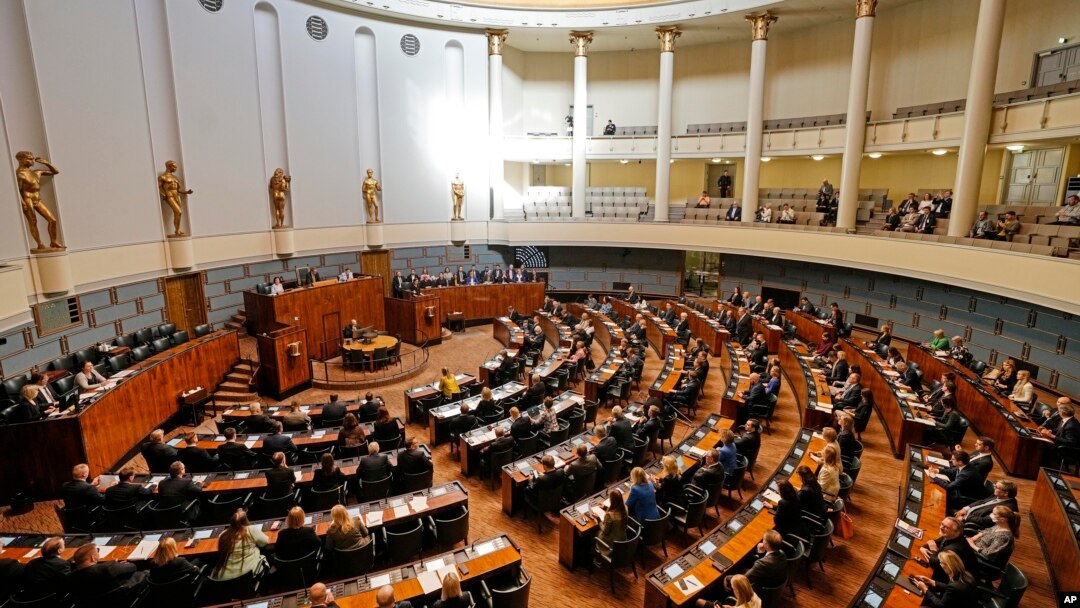 핀란드 의회가 1일 북대서양조약기구(NATO·나토) 가입 관련 법안을 비준했다.