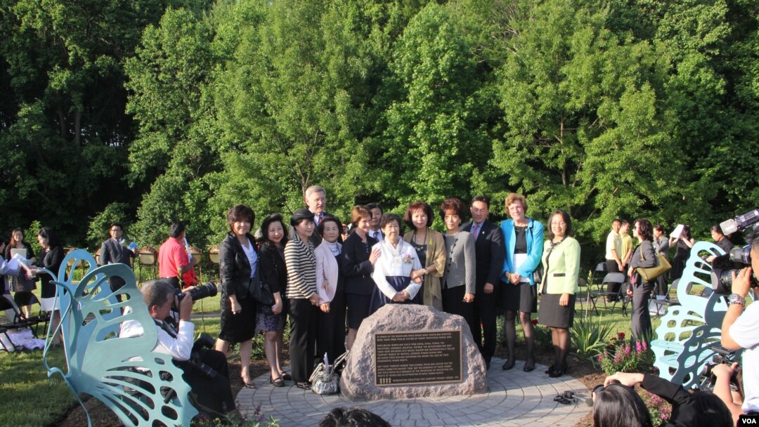 지난 5월 미국 수도 워싱턴DC 인근에 처음으로 일본군 위안부 기림비가 제막됐다. 군위안부 피해자 강일출 할머니(가운데)가 기림비 앞에 서 있다. (자료사진)