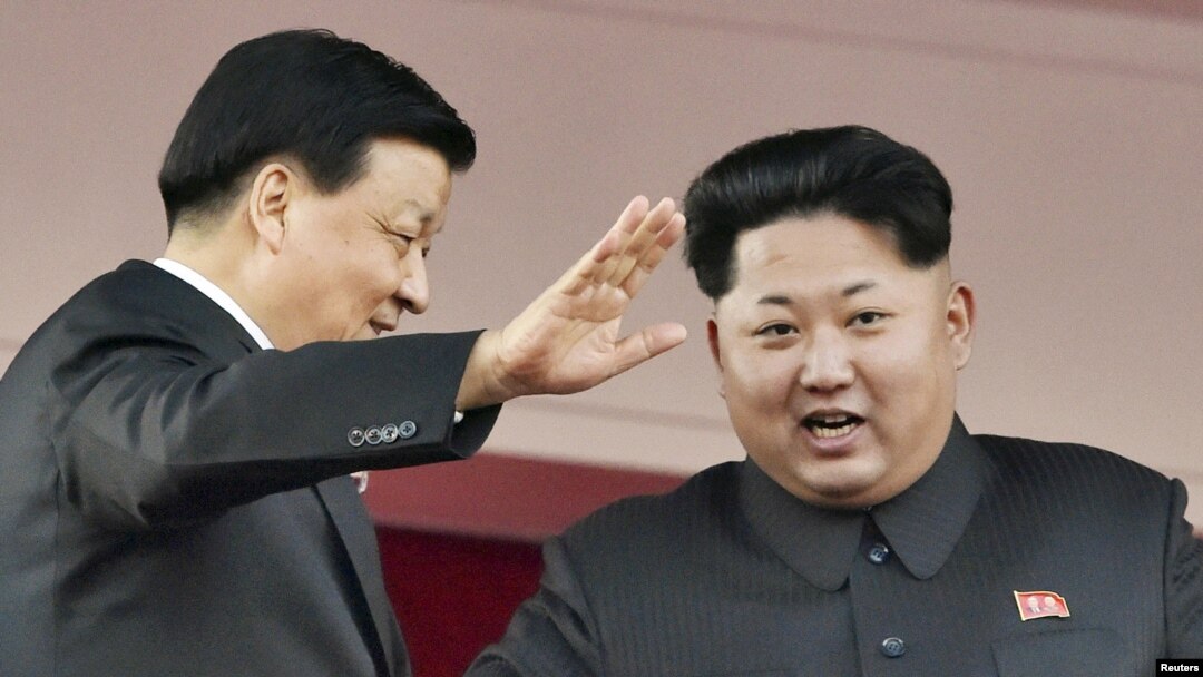 지난 2015년 10월 10일 북한 평양에서 열린 노동당 창건 70주년 기념식에서 김정은 국방위원회 제1위원장(오른쪽)이 중국 대표단을 이끌고 방북한 류윈산 공산당 정치국 상무위원과 함께 열병식을 참관하고 있다.