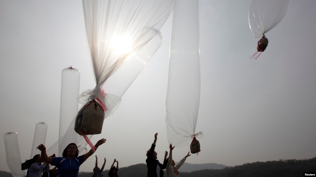 지난 2012년 4월 한국 강화도에서 탈북민 단체 관계자들이 북한으로 전단을 날려보내고 있다. (자료사진)