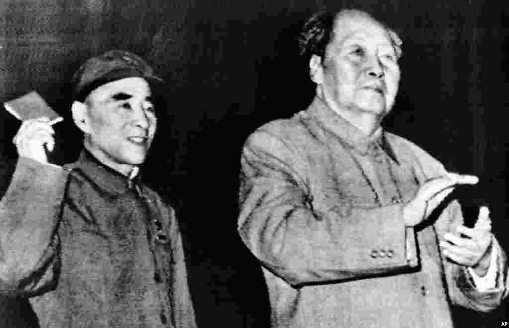 1969年10月，毛泽东和林彪在北京人民大会堂。林彪挥舞着毛主席语录。林彪倒台后，周恩来在他所做的大会报告中说林彪一伙&ldquo;万岁不离口，语录不离手， 当面说好话，背后下毒手&rdquo;。1969年10月18日，鉴于苏军大兵压境，林彪下令全军进入紧急战备状态，没有事先请示毛泽东 ，只是在事后报告了。这犯了毛的大忌，毛愤然指示，把这个报告&ldquo;烧掉&rdquo;。他气得自己动手烧了。后来，据说林彪集团在向下传达时，把毛泽东的话篡改成&ldquo;很好，烧掉&rdquo;。