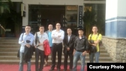 廣州維權律師吳魁明及網友在廣州花都區看守所尋找楊霆劍 (圖片來自參與網)